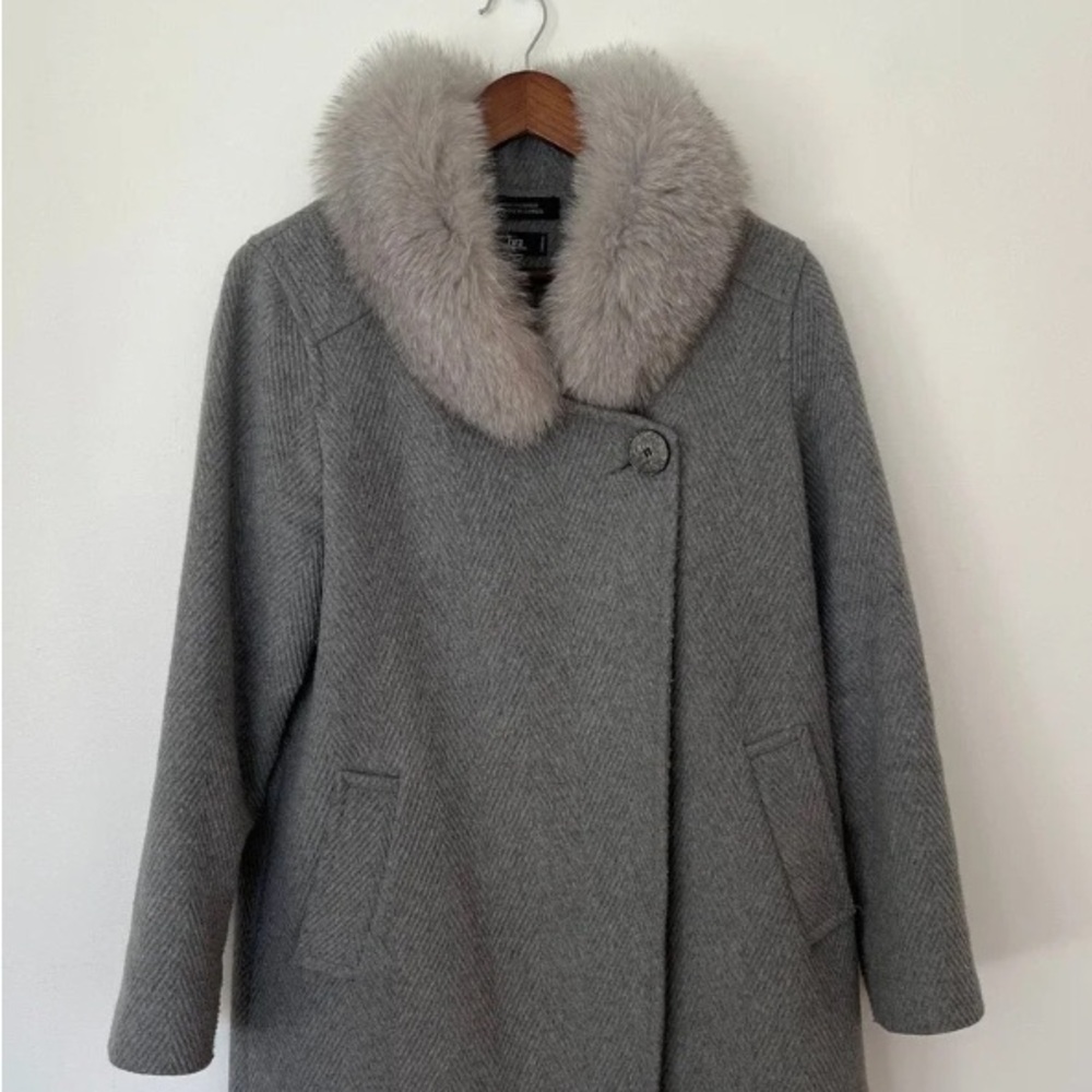 Elegant Grey Wool-Blend Pea Coat with Plush Fur Collar